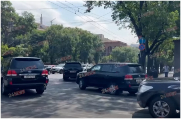 Водители «тепло приветствуют» кортеж Никола Пашиняна в Ереване (видео)